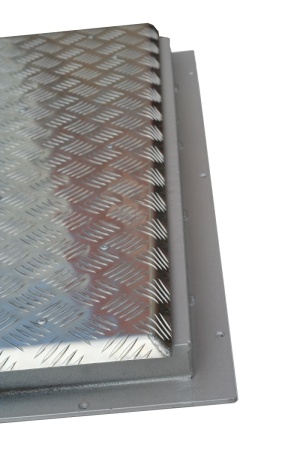 Алюминиевый уличный люк амо al 900*900 в рифленом квадрате